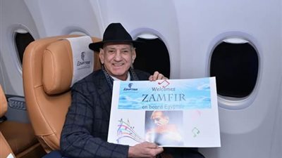 العازف العالمي جورج رامفير يصل مطار القاهرة (صور)