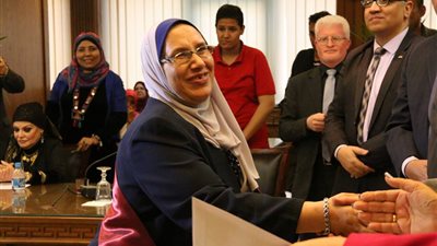 محافظ الجيزة يكرم 17 أم مثالية(صور)