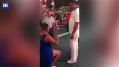 بالفيديو.. رد فعل شاب فاجأته حبيبته بطلب الزواج منه أمام الناس