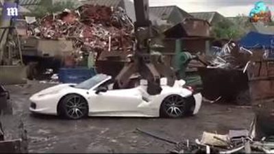 لقطات مروعة لـ«لودر» يدمر سيارة «فراري» فارهة مسروقة (فيديو)