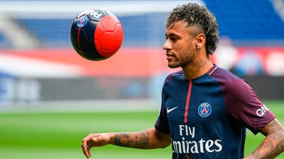 «تشافي»: نيمار أخبرني برحيله عن برشلونة في حفل زواج ميسي