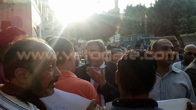 بالصور.. خالد يوسف يتفاوض مع موظفي الحكومة المحتجين أمام النواب