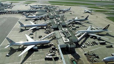 زلزال «تعويم الجنيه» يضرب قطاع الطيران.. رفع أسعار تذاكر السفر 48%.. مصادر: الزيادة تأتي كضرائب ورسوم مغادرة بالمطارات.. وزيادة قيمة الخدمة المميزة إلى 1600 جنيه