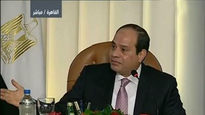 السيسي ينفعل على مذيعة «حكاية وطن»: مينفعش نختزل الكلام (فيديو)