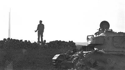 إسرائيل تكشف أسرارًا جديدة حول هزيمة أكتوبر 73.. «تل أبيب» اعتبرت السادات «بائعًا للطماطم» ثم فوجئت بمكره.. «أشرف مروان» حاول اختطاف مدير الموساد.. و«تل أبيب» ن