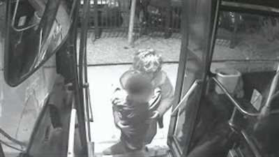 بالفيديو.. امرأة تنقذ طفلا من الموت