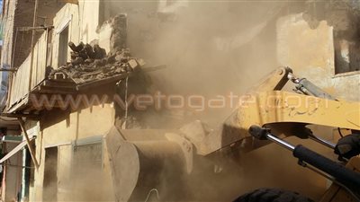 بالصور.. إزالة مبنى منهار بالقنايات حفاظا على أرواح المواطنين