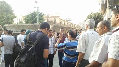 بالصور.. موظفو الحكومة ينهون وقفتهم الاحتجاجية أمام مجلس النواب