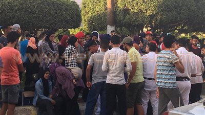 بالفيديو.. تجمهر طلاب الثانوية بالإسماعيلية احتجاجا على قرار التأجيل