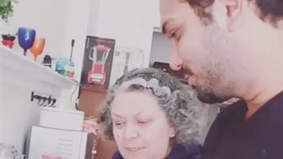 آسر ياسين يحتفل مع والدته بعيد الأم في المطبخ