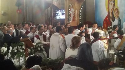 كهنة المرقسية بالإسكندرية يوزعون مياه «اللقان» على الأقباط