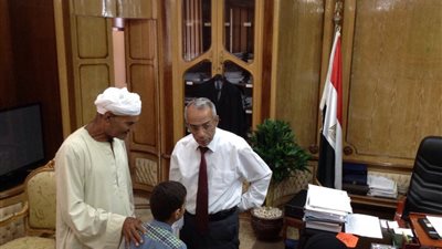 محافظ شمال سيناء يستقبل طفلا مصابا ببتر في قدمه