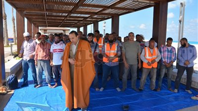 وزير الإسكان يصلى الجمعة مع عمال «المقاولون» قبل وضع حجر أساس العلمين