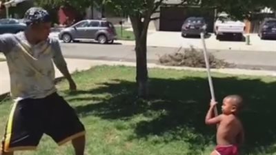 بالفيديو.. أب يتسبب في سقوط مروع لابنه الصغير