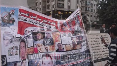 بالصور والفيديو.. تظاهرة تحت الأمطار أمام النصب التذكارى بالمنصورة