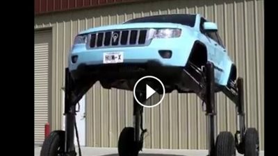 بالفيديو.. شخص يبتكر طريقة جديدة في سيارته للتهرب من الازدحام