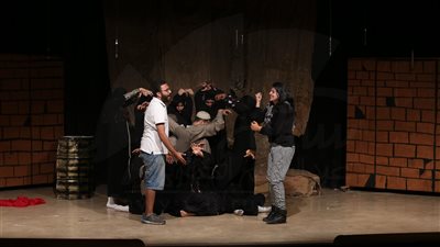 10 صور ترصد رحلة «مجانين الفن» بعرض «دم السواقي» (صور)