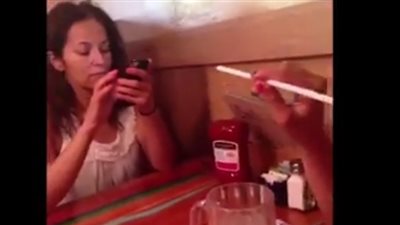 بالفيديو.. رد فعل قاس لأم مزحت معها ابنتها