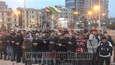 بالصور.. متظاهرون يؤدون صلاة الغائب وسط حراسة 