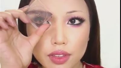 بالفيديو.. طريقة صنع قالب لرسم الحاجبين يمكن استخدامه يوميا