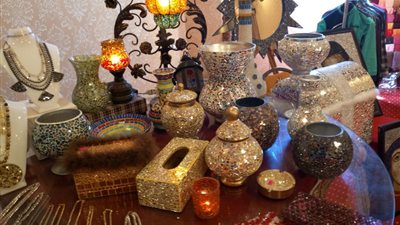 إسراء خليل.. بحراوية تواجه الاستيراد بمنتجات الـ«موزايك» المصري (فيديو)