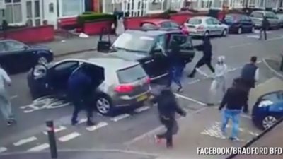 بالفيديو.. حرب شوارع بالسيارات في بريطانيا