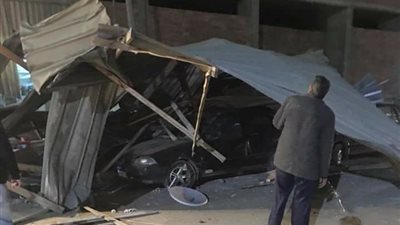 سقوط عامود إنارة وشجرة وتحطم سيارتين بسبب الرياح في دمياط (صور)