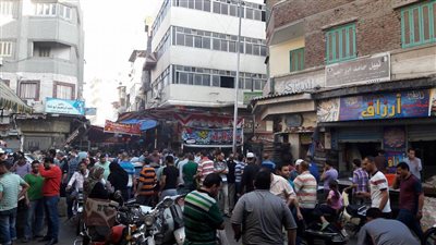 إقبال على محال الأسماك بدمياط