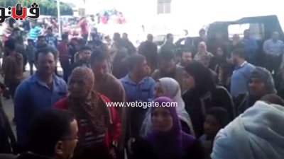غضب أباء الطلاب المصابين بالتسمم بالمنوفية: «مش هنسيب حق ولادنا» (فيديو)