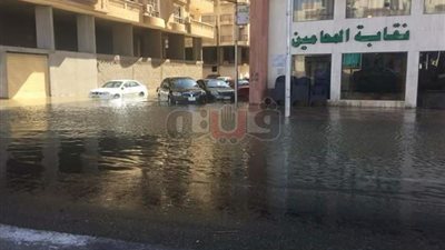 بالصور.. إصلاح الماسورة المكسورة بمحيط ديوان عام بورسعيد