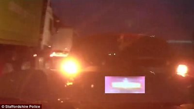 بالفيديو والصور.. مخمور يطيح بسيارة أمامه على طريق سريع