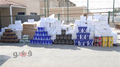 بالصور.. إحباط محاولة تهريب 18 ألف زجاجة خمور للكويت