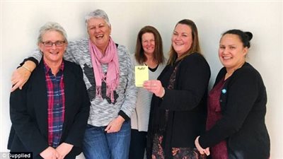 بالفيديو والصور.. لحظة إخبار امرأة زملاءها بفوزهم بمليون دولار