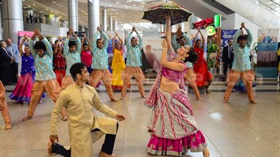 بالفيديو..فرقة مصرية تقدم محاكاة للعرض الهندي بمطار القاهرة