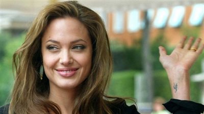 أنجلينا جولي بكمبوديا في أول ظهور علنى منذ انفصالها عن براد بيت