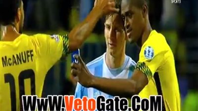بالفيديو.. لاعب جامايكا يلتقط «سيلفي» مع ميسى بعد مباراة الأرجنتين