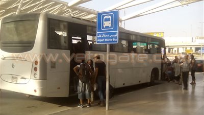 حافلة فرقة بوليود الهندية تغادر المطار لتقديم عروضها بالقاهرة