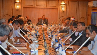 محافظ قنا يعقد المجلس التنفيذي لمناقشة الخطة الاستثمارية