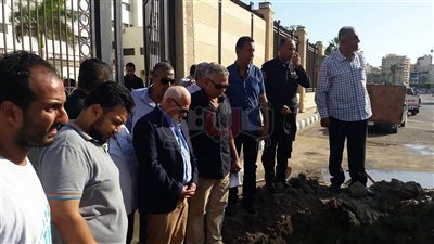 بالصور.. محافظ بورسعيد يتابع إصلاح ماسورة المياه العمومية