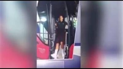 بالفيديو.. لحظة سقوط كريستيانو رونالدو أثناء نزوله من الحافلة
