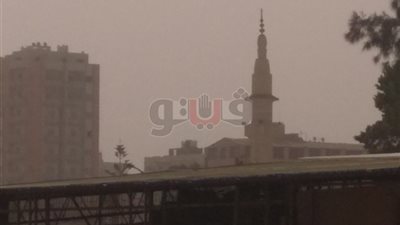 العواصف الترابية تجتاح محافظات مصر.. رياح ترابية شديدة بمطروح.. محافظ الإسكندرية يحذر المواطنين من سوء الطقس.. سقوط شجرة وعمود إنارة بـ «رأس البر».. و«دمياط» ترفع حالة الطوارئ