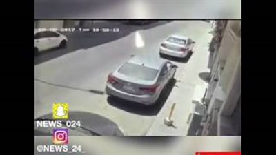 بالفيديو.. لحظة سقوط عمود إنارة على سيارة