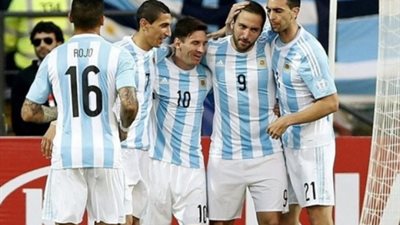 «ميسي» ينضم لـ «نادي المائة» مع راقصي «التانجو»