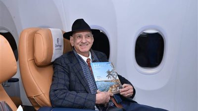 موسيقى زامفير في استقباله بمطار القاهرة (صور)