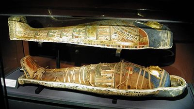 أخصائي ترميم يكشف سر انتشار التوابيت الملونة في الحضارة الفرعونية