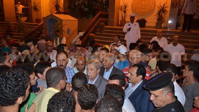 بالصور.. محافظ الإسماعيلية ومدير الأمن يحتويان غضب طلاب الثانوية
