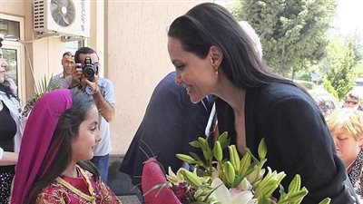 بالفيديو والصور.. أنجلينا جولي تزور مخيمات اللاجئين السوريين والعراقيين