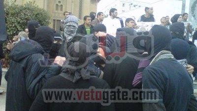 تجمعات للمتظاهرين أمام مبنى محافظة الشرقية.. والأمن يكثف تواجده