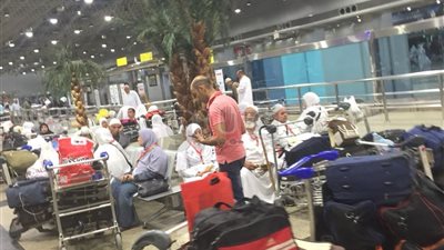 سفر 300 معتمر من مطار القاهرة إلى الأراضي المقدسة