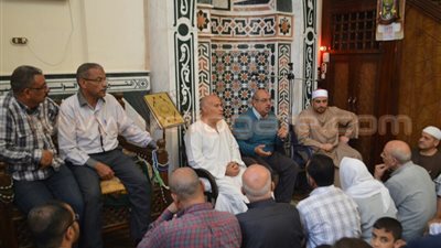 بالصور.. رئيس حي العجمي يناقش مشكلات الأهالي